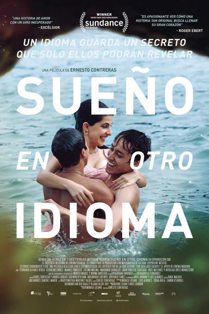 Das Filmplakat für „Sueño en otro idioma“ zeigt drei junge Menschen, die sich im Wasser umarmen.