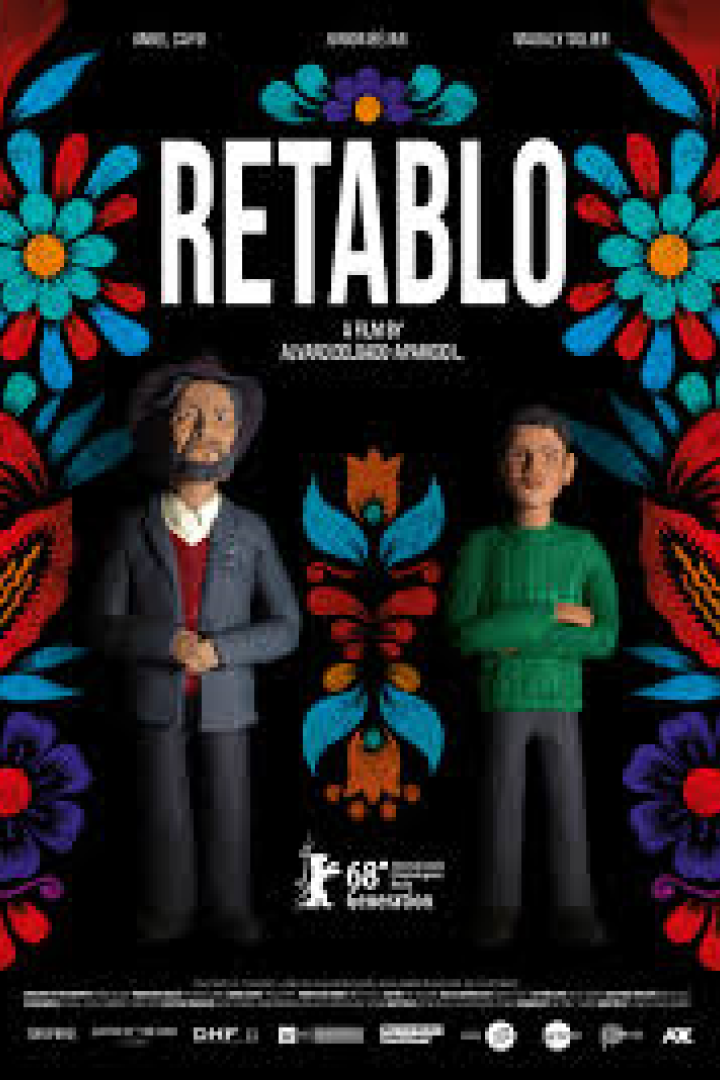 Das Filmplakat für „Retablo“ zeigt einen Vater und seinen Sohn vor einem schwarzen, floralen Hintergrund.