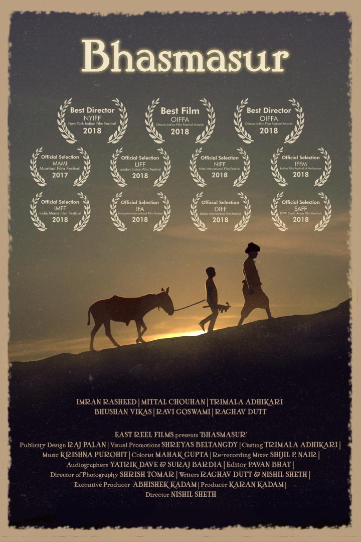 Ein Mann und ein Junge führen einen Esel in einer staubigen Landschaft; Filmposter für „Bhasmasur“.