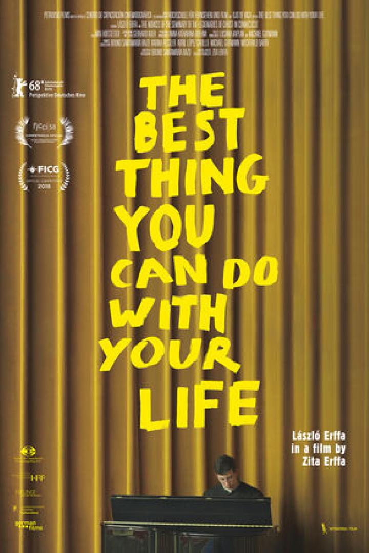 Das Filmplakat für „The Best Thing You Can Do With Your Life“ zeigt einen Mann am Klavier vor einem goldenen Vorhang.