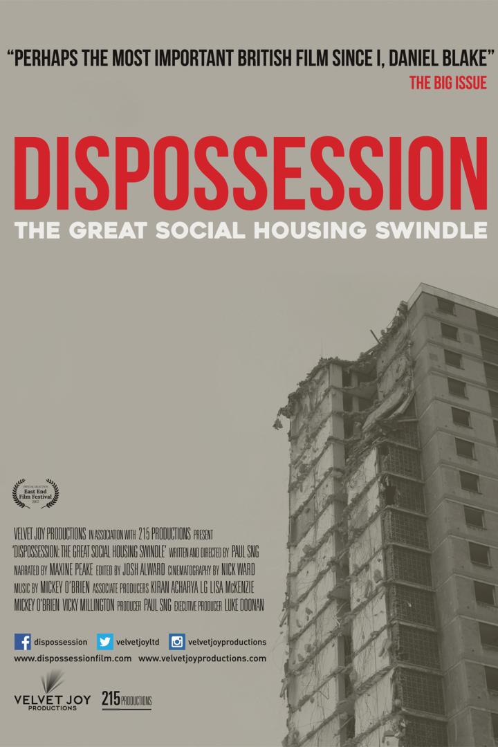 Das Filmplakat für „Dispossession: The Great Social Housing Swindle“ zeigt ein abgerissenes Gebäude.