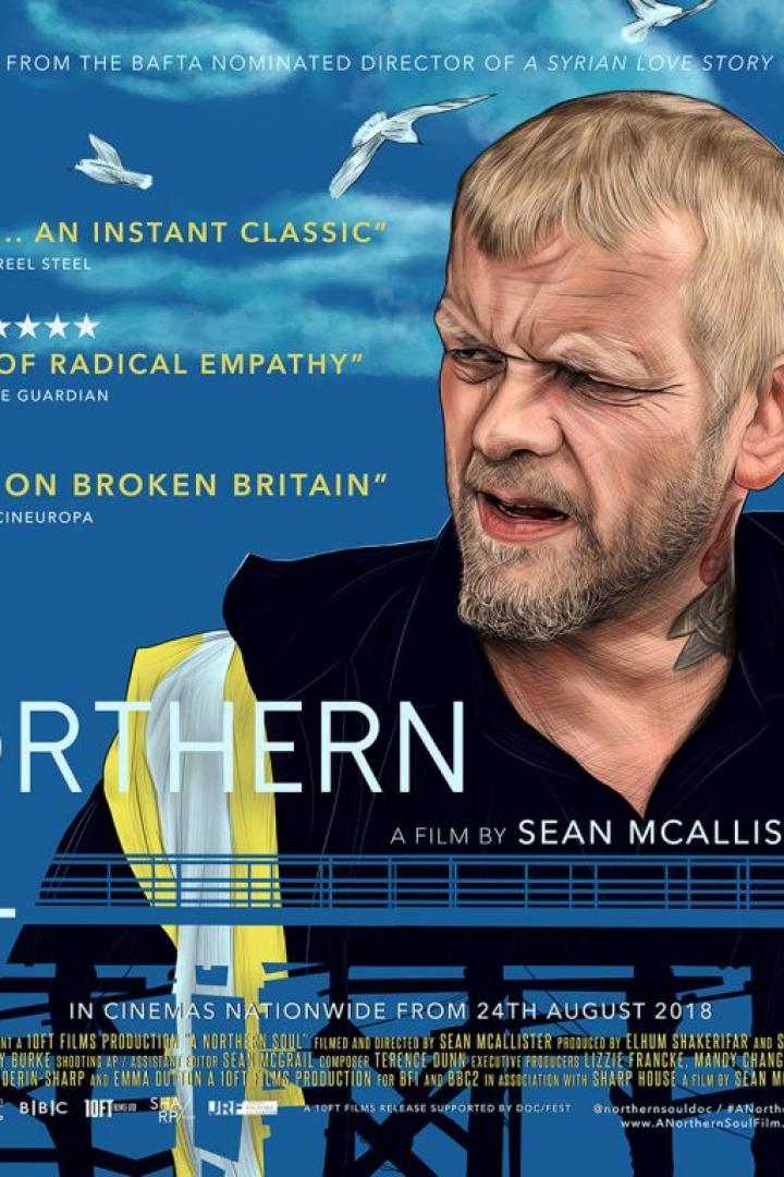 Das Filmplakat für „A Northern Soul“ zeigt einen Mann vor blauem Himmel und Zitaten aus Kritiken.