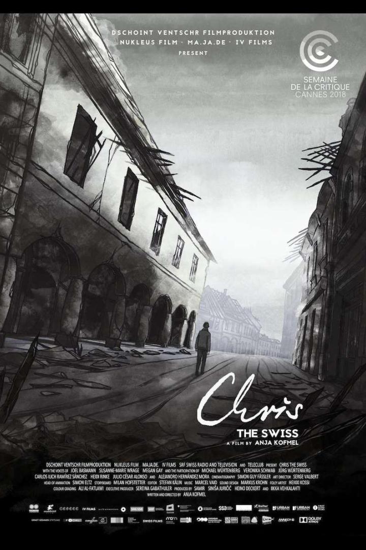 Ein Mann geht eine zerstörte Straße entlang, im Hintergrund das Filmplakat „Chris the Swiss“.