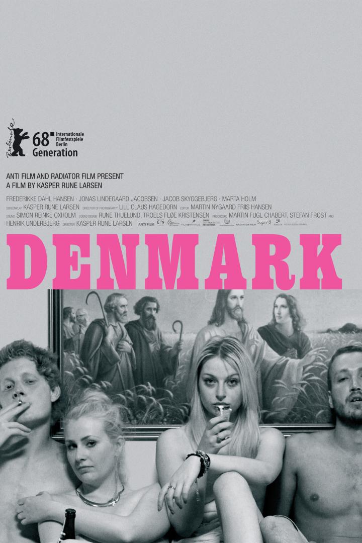 Das Filmplakat für „Denmark“ zeigt junge Menschen vor einem Gemälde religiöser Figuren.