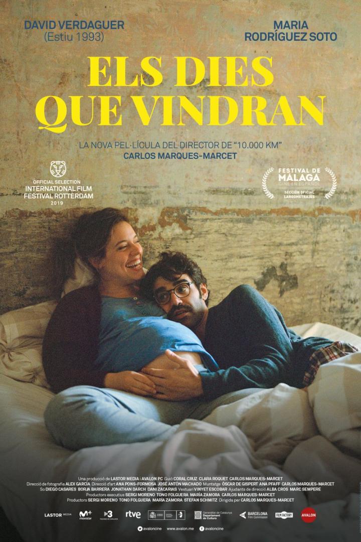 Das Filmplakat für „Els dies que vindran“ zeigt ein Paar, wobei die Frau schwanger ist.