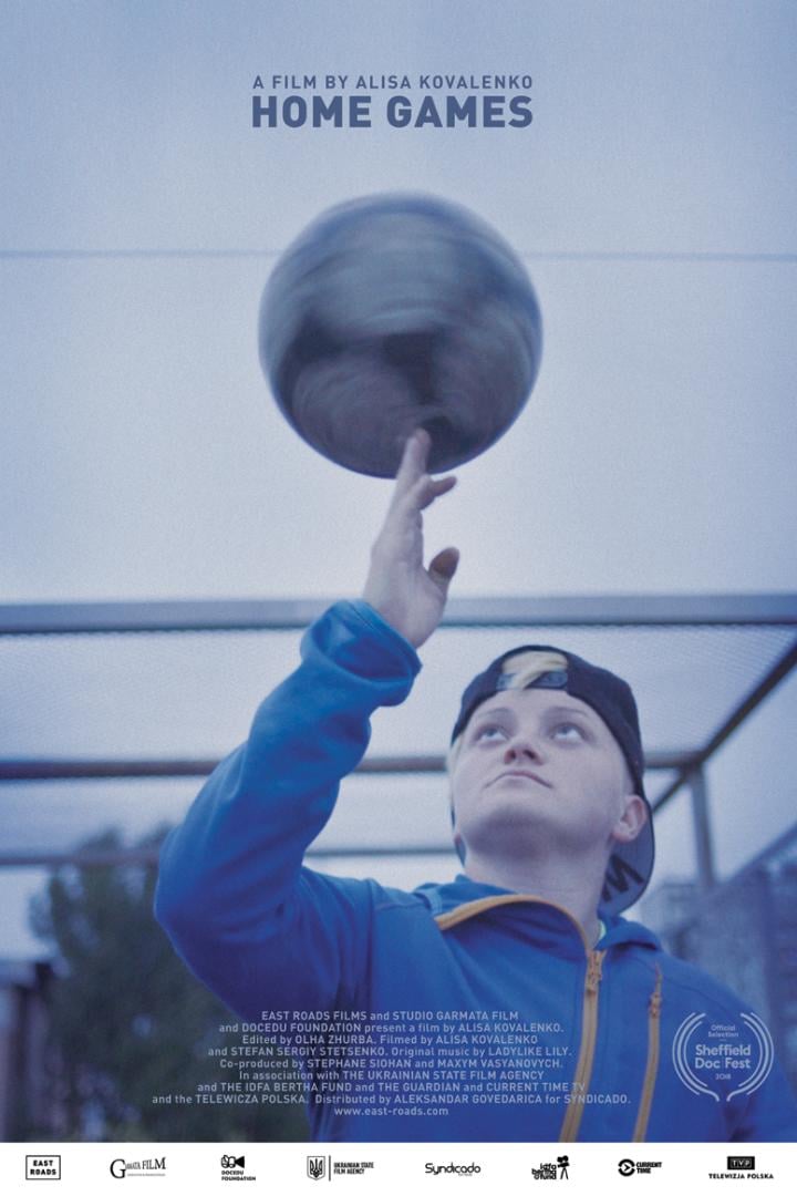 Ein junger Mann balanciert einen Ball auf seinem Finger, Filmplakat „Home Games“.