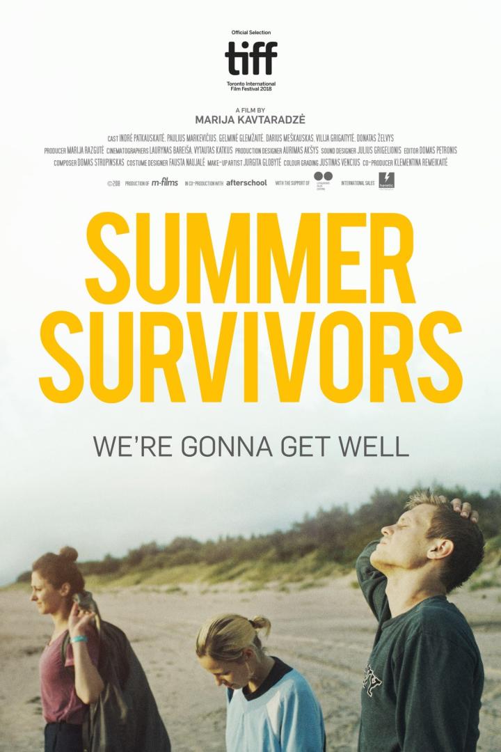 Das Filmplakat für „Summer Survivors“ zeigt drei junge Menschen am Strand.