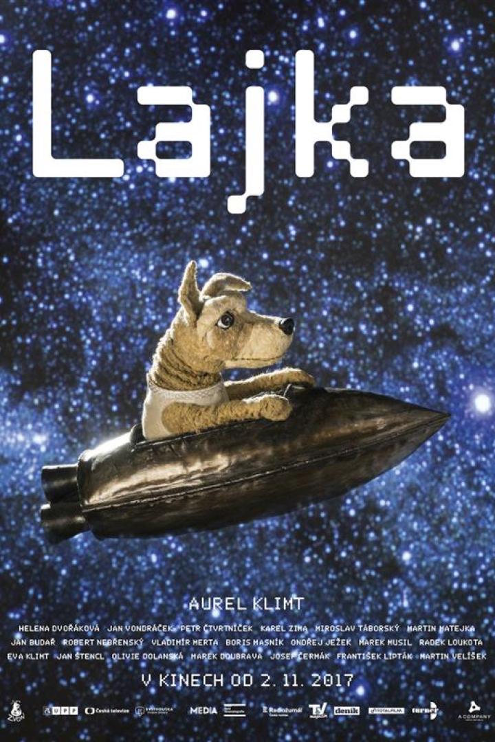 Ein Stoffhund fliegt in einer Rakete vor einem Sternenhimmel; Filmposter für „Lajka“.