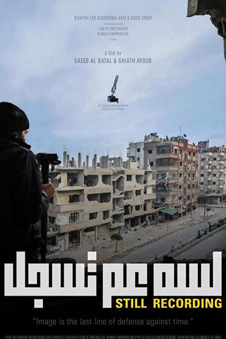 Ein Mann filmt zerstörte Gebäude im Filmposter für „Still Recording“.