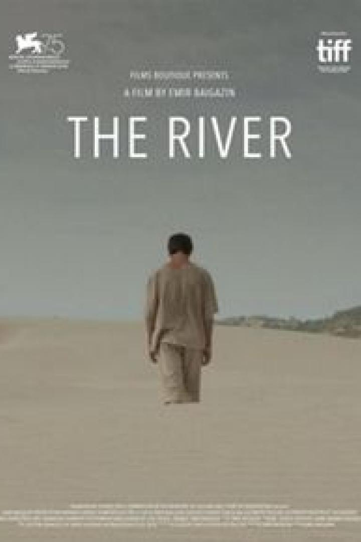 Das Filmplakat für „The River“ zeigt eine Person, die in der Wüste auf einen Fluss zugeht.