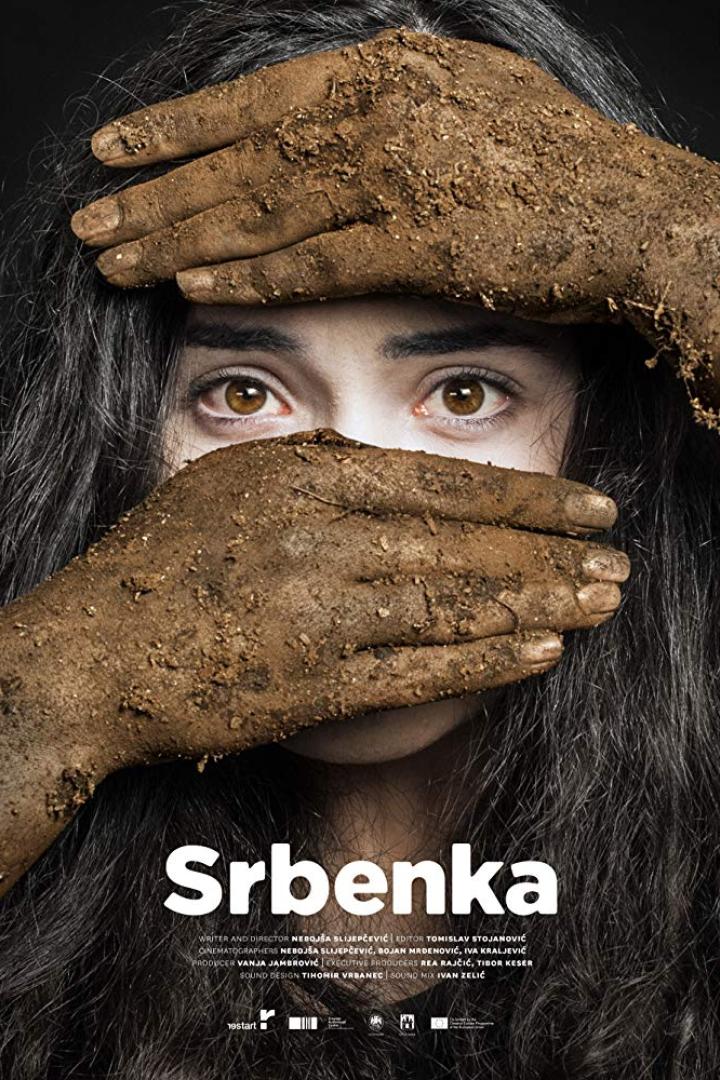 Das Filmplakat für „Srbenka“ zeigt eine Frau, deren Gesicht teilweise mit schmutzigen Händen bedeckt ist.