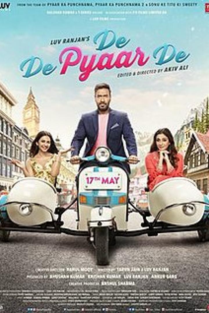 Das Filmplakat für „De De Pyaar De“ zeigt Ajay Devgn mit zwei Schauspielerinnen auf einem Motorroller.
