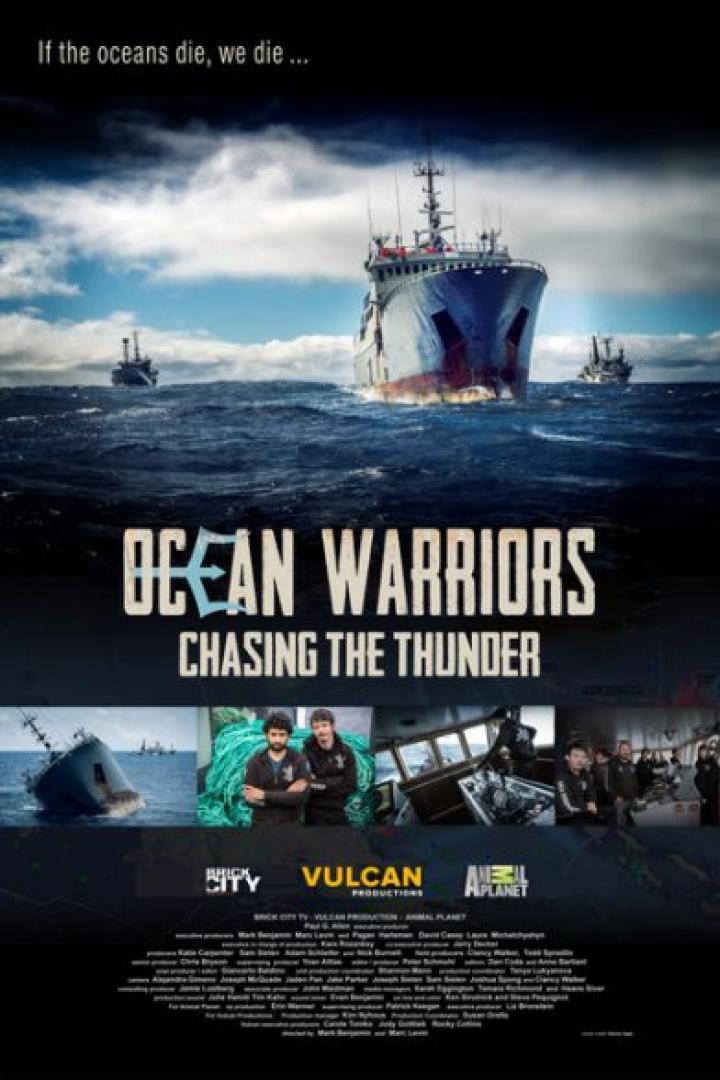 Das Filmplakat für „Ocean Warriors: Chasing the Thunder“ zeigt Schiffe auf stürmischer See.