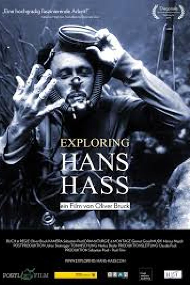 Ein Filmposter für „Exploring Hans Hass“ zeigt einen Taucher unter Wasser.