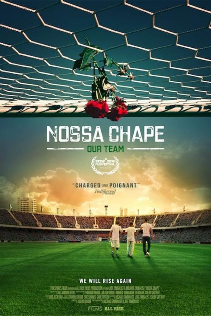 Das Filmplakat für „Nossa Chape“ zeigt Rosen, die an einem Fußballnetz hängen, und drei Spieler, die auf ein Stadion zulaufen.
