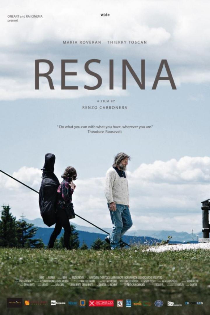 Das Filmplakat für „Resina“ zeigt ein Mädchen mit einem Cello und einen Mann, die auf einer Wiese entlanggehen.
