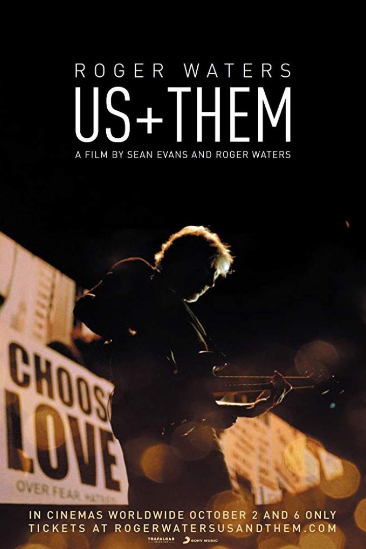 Das Filmplakat für „Roger Waters: Us + Them“ zeigt den Musiker mit Gitarre auf der Bühne.