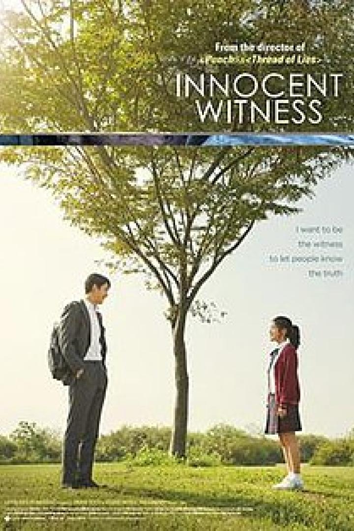 Das Filmplakat für „Innocent Witness“ zeigt einen Mann und eine Frau, die sich unter einem Baum gegenüberstehen.