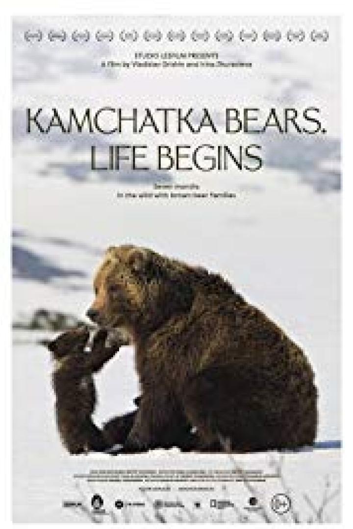 Ein Braunbär und sein Junges im Schnee, vermutlich aus dem Film „Kamchatka Bears. Life Begins“.
