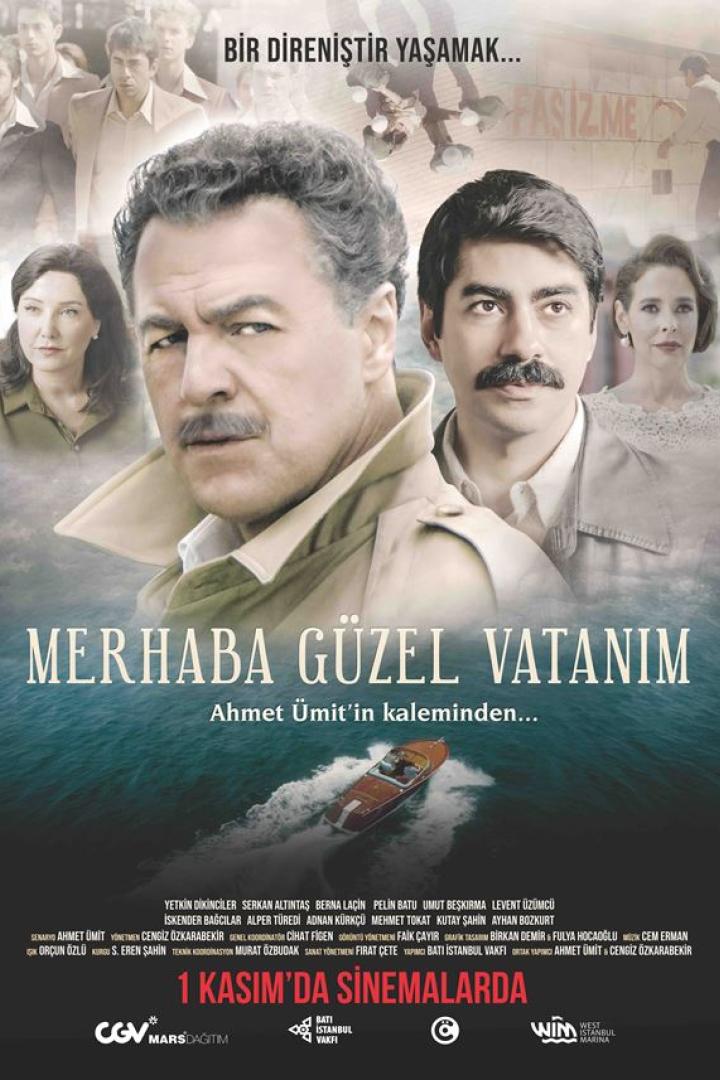 Das Filmplakat für „Merhaba Güzel Vatanim“ zeigt die Hauptdarsteller und ein Motorboot auf dem Wasser.
