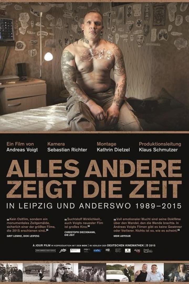 Das Filmplakat für „Alles andere zeigt die Zeit“ zeigt einen tätowierten Mann in einem Raum.