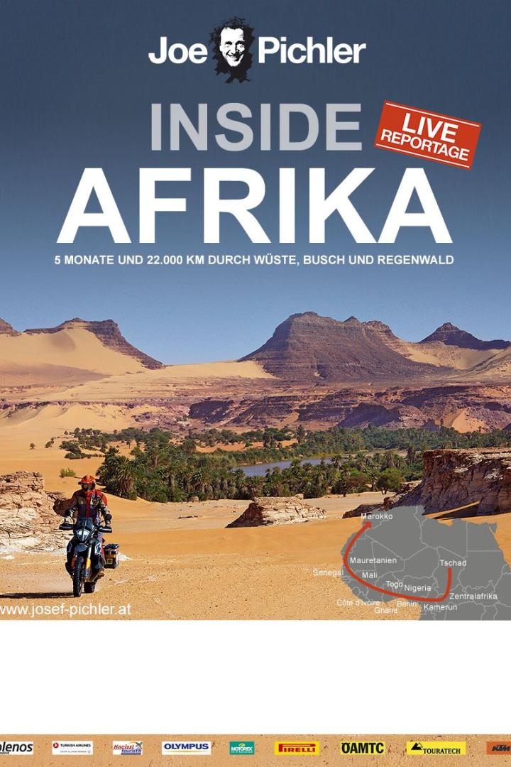 Ein Motorradfahrer durchquert eine Wüstenlandschaft im Rahmen der „Inside Afrika“-Tour von Joe Pichler.