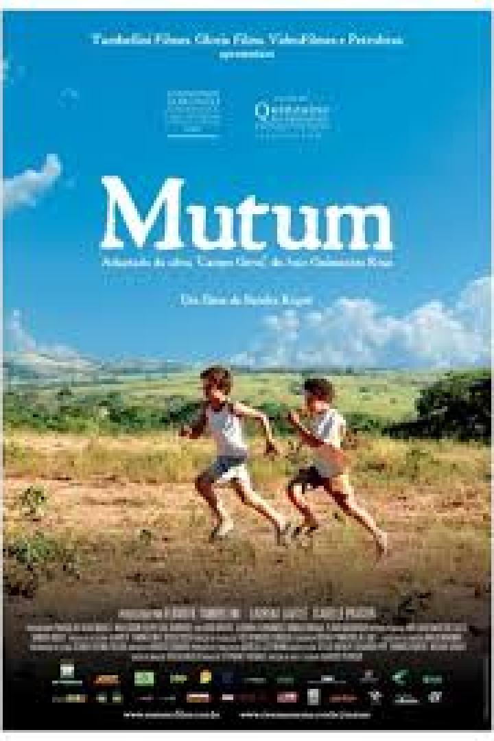 Das Filmplakat für „Mutum“ zeigt zwei Jungen, die durch eine ländliche Gegend rennen.