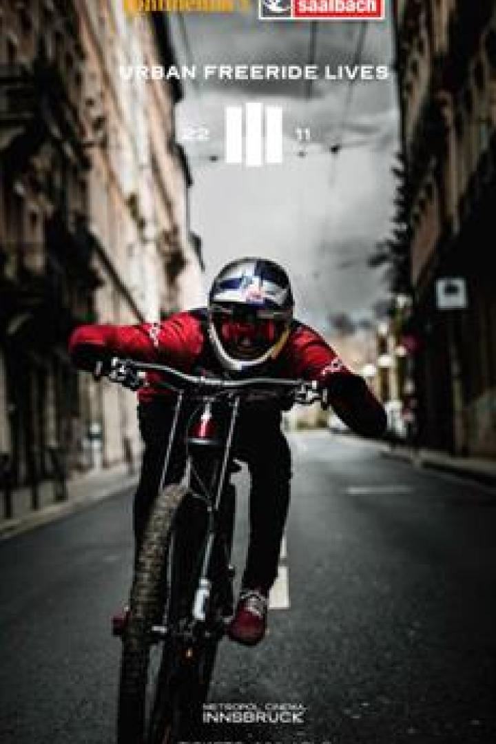 Ein Mountainbike-Fahrer fährt eine Straße in Innsbruck hinunter.