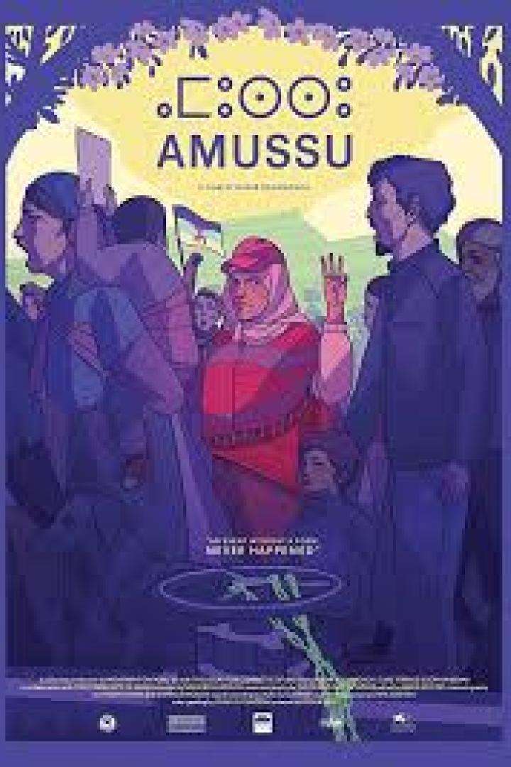 Das Filmplakat für „Amussu“ zeigt eine Demonstration mit einer Frau im roten Overall im Vordergrund.