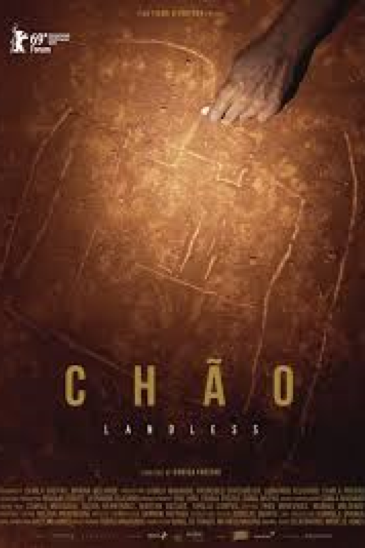 Das Filmplakat für „Chão (Landless)“ zeigt eine Hand, die eine Zeichnung auf dem Boden vervollständigt.