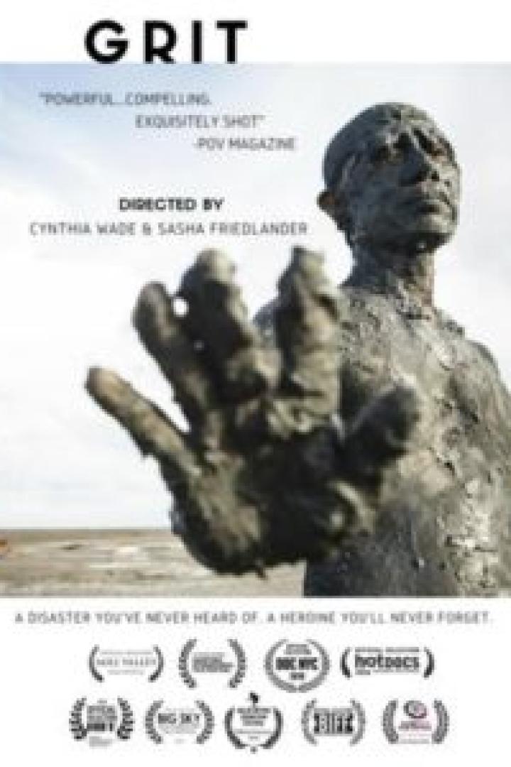 Das Filmplakat für „Grit“ zeigt eine schlammbedeckte Person, die ihre Hand ausstreckt.