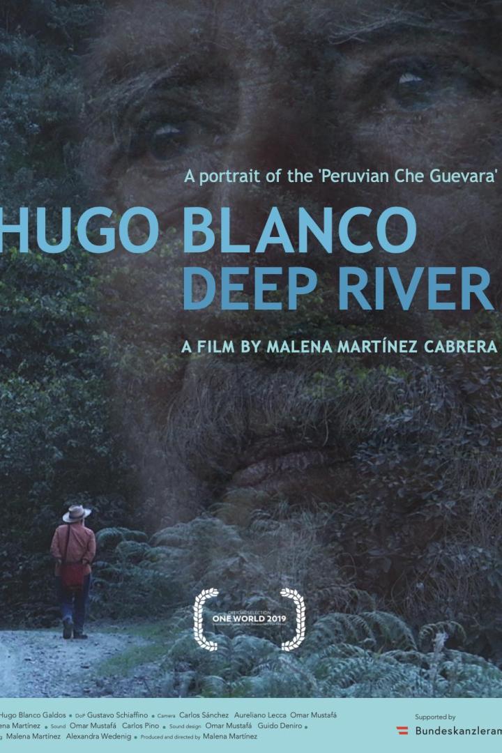 Das Filmplakat für „Hugo Blanco: Deep River“ zeigt einen Mann, der in Richtung eines verschwommenen Gesichts im Wald geht.