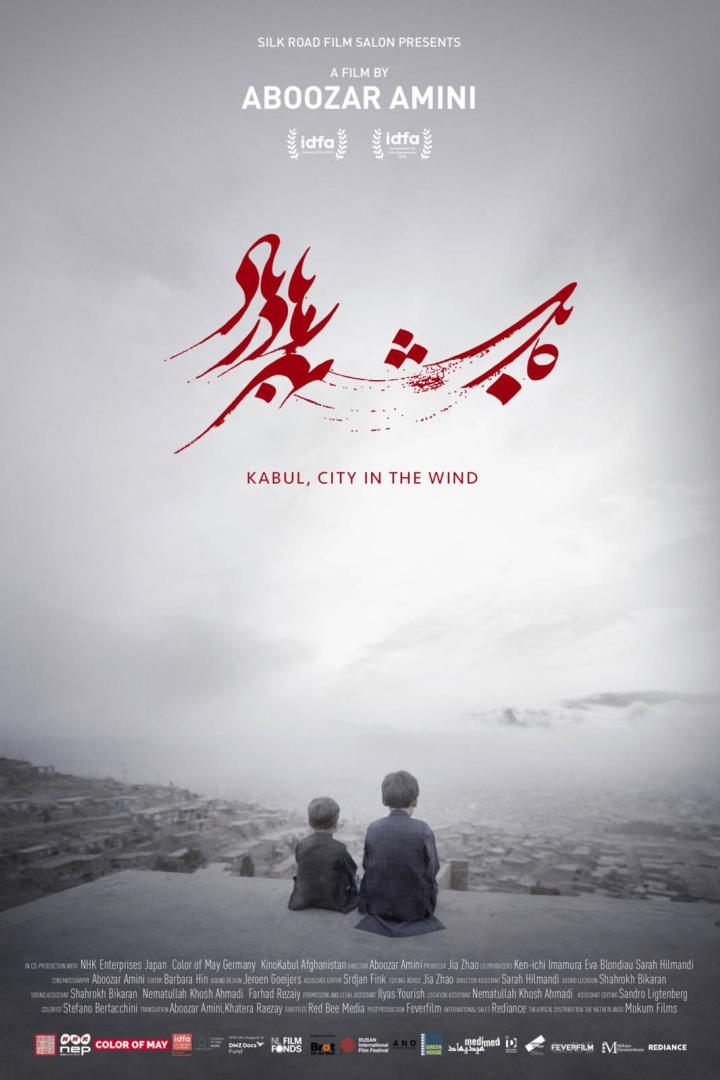 Das Filmplakat für „Kabul, City in the Wind“ zeigt zwei Jungen mit Blick auf Kabul.
