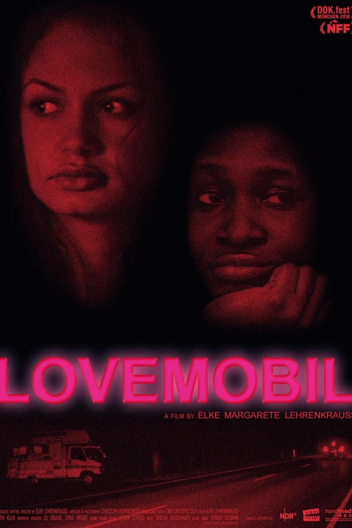 Das Filmplakat für „Lovemobil“ zeigt zwei Frauen und einen Lieferwagen bei Nacht.