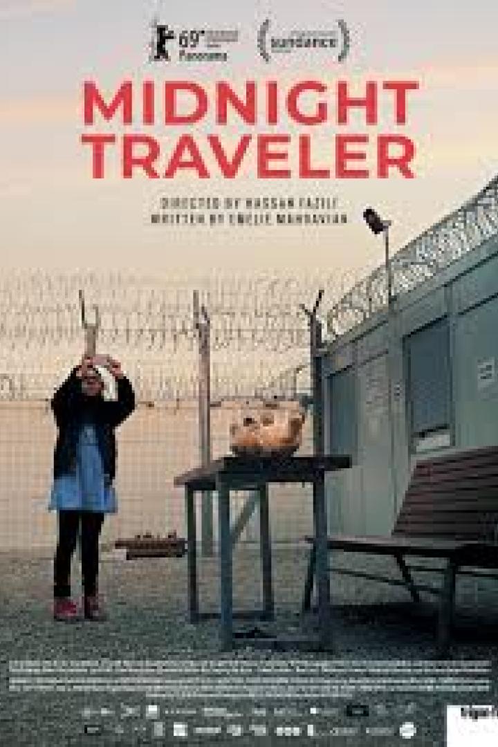 Das Filmplakat für „Midnight Traveler“ zeigt ein Kind vor einem Zaun mit Stacheldraht.