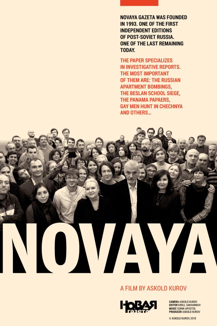 Das Filmplakat zu „Novaya“ von Askold Kurov zeigt eine Menschenmenge vor dem Schriftzug des Filmtitels.