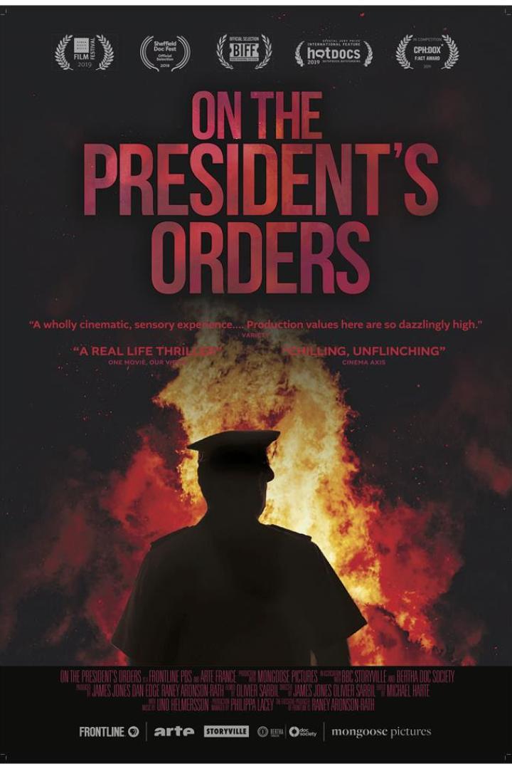 Das Filmplakat für „On the President's Orders“ zeigt die Silhouette eines Soldaten vor einem Feuer.