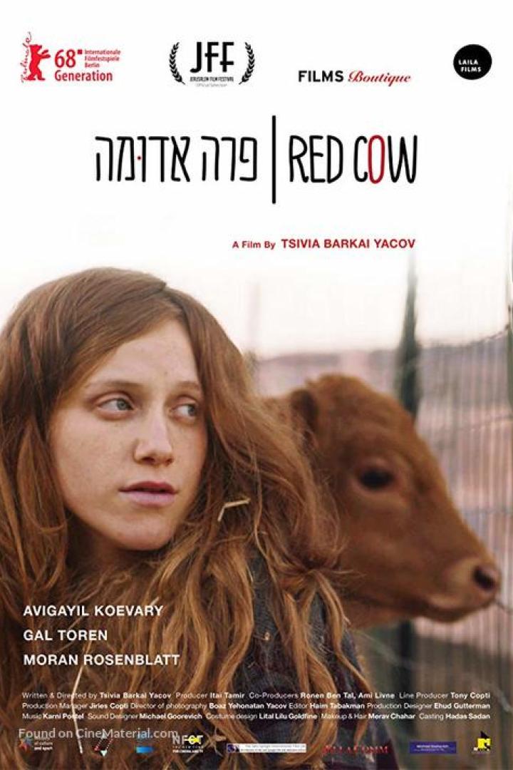 Das Filmplakat für „Red Cow“ zeigt eine junge Frau mit einer roten Kuh im Hintergrund.