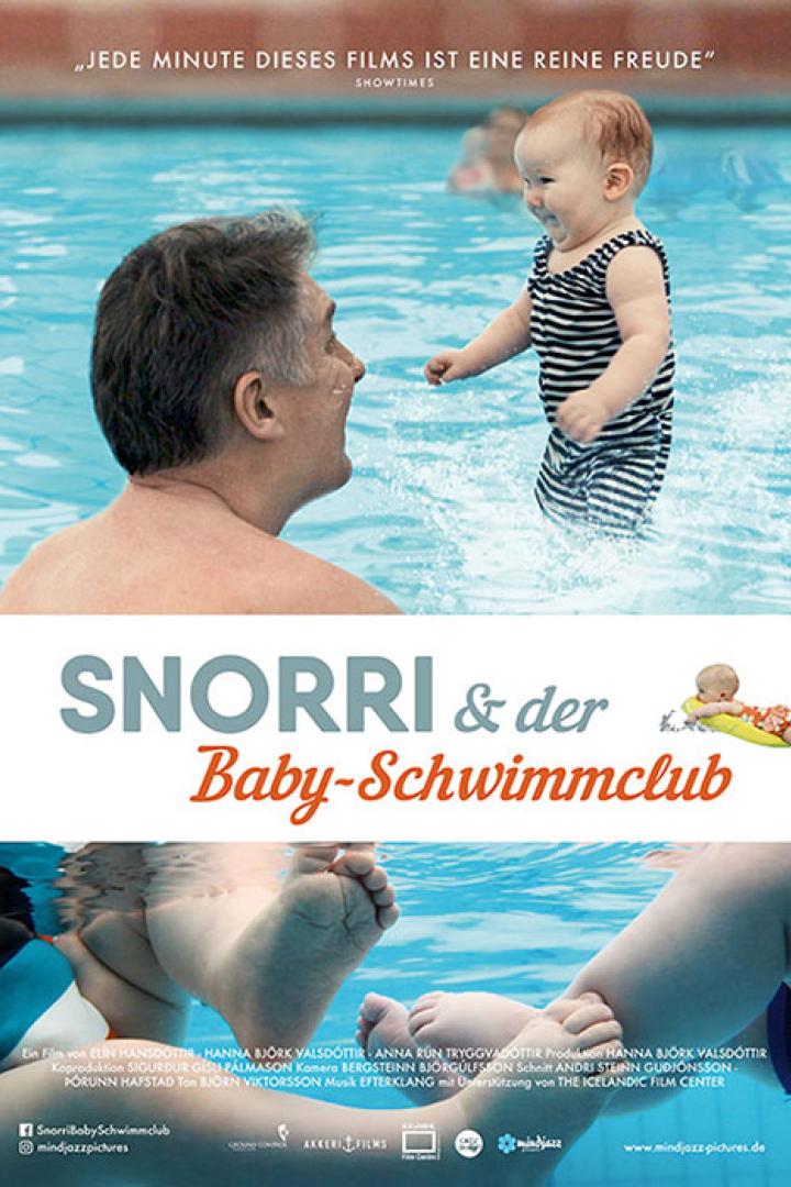 Das Filmplakat für „Snorri & der Baby-Schwimmclub“ zeigt einen Mann und ein Baby im Schwimmbad.