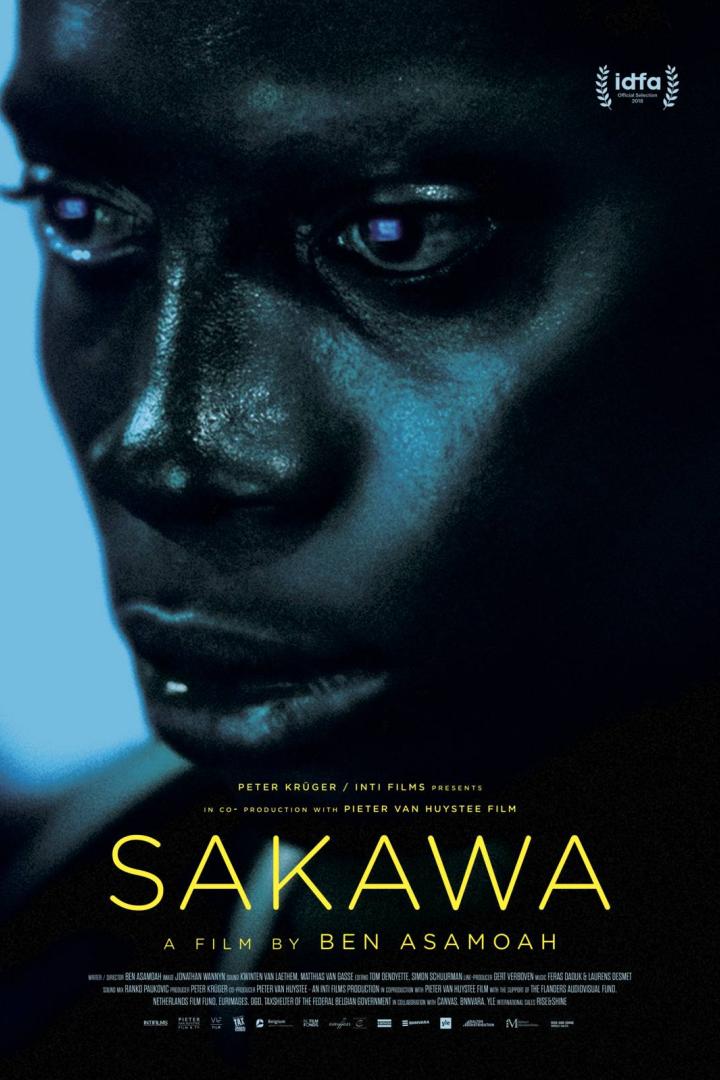 Das Filmplakat für „Sakawa“ zeigt das Gesicht einer dunkelhäutigen Person in blauem Licht.