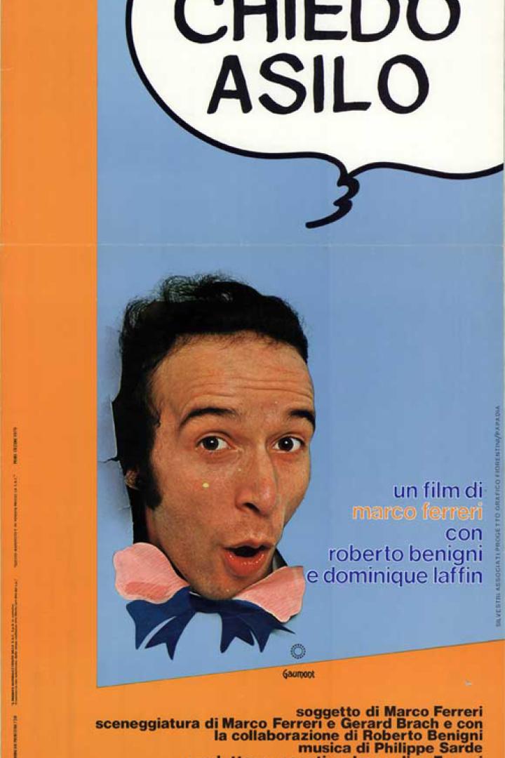 Das Filmplakat für „Chiedo Asilo“ zeigt Roberto Benigni, der überrascht aus einer Wand schaut.