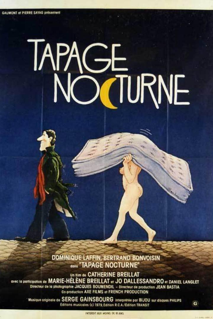 Das Filmplakat zu „Tapage Nocturne“ zeigt eine Frau mit einer Matratze und einen Mann.