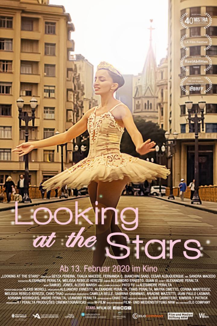 Eine Ballerina in einem Tutu posiert vor einem Gebäude für den Film „Looking at the Stars“.