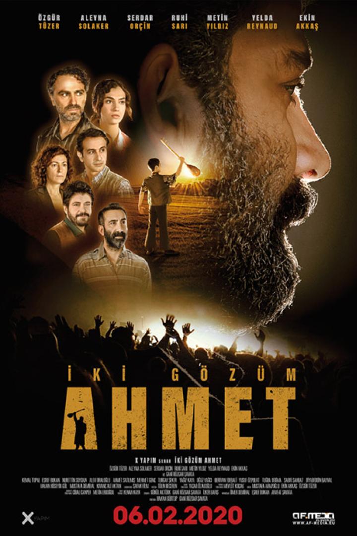 Das Filmplakat für „İki Gözüm Ahmet“ zeigt eine Menschenmenge und den Titel des Films.
