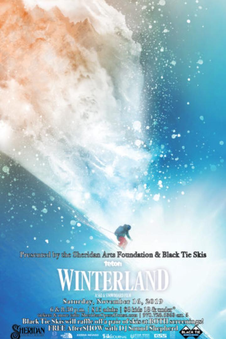 Ein Skifahrer fährt einen steilen Hang hinunter, im Hintergrund ein Veranstaltungsplakat für „Winterland“.