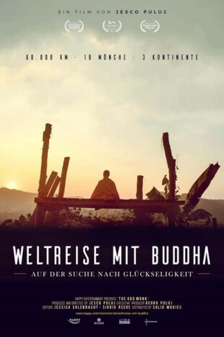 Das Filmplakat für „Weltreise mit Buddha“ zeigt einen Mönch vor einer Landschaft im Sonnenuntergang.