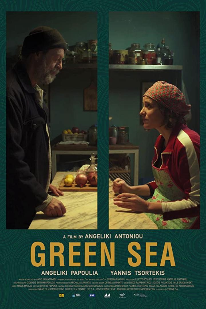 Ein Mann und eine Frau stehen in einer Küche, Szene aus dem Film „Green Sea“.