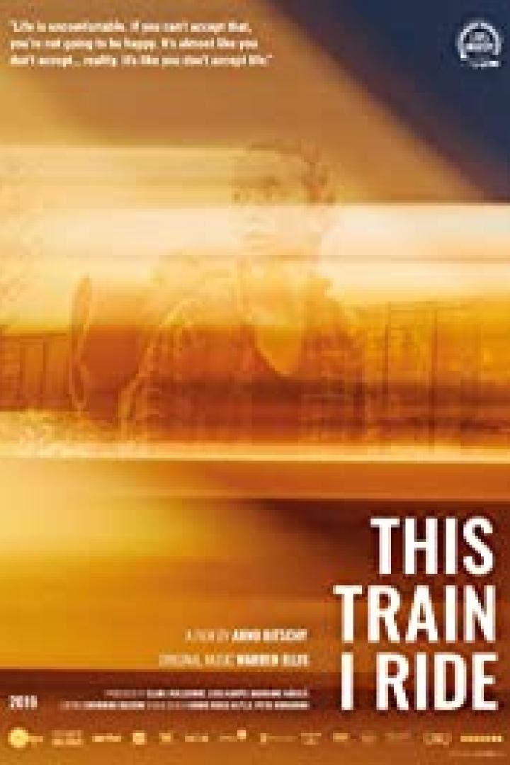 Das Filmplakat für „This Train I Ride“ zeigt eine verschwommene Zugszene.