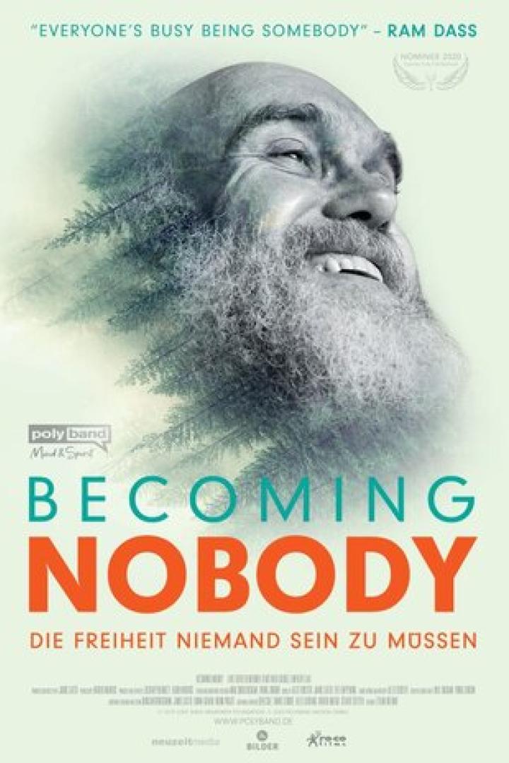 Das Filmplakat für „Becoming Nobody“ zeigt das Gesicht von Ram Dass, das mit einem Wald verschmilzt.