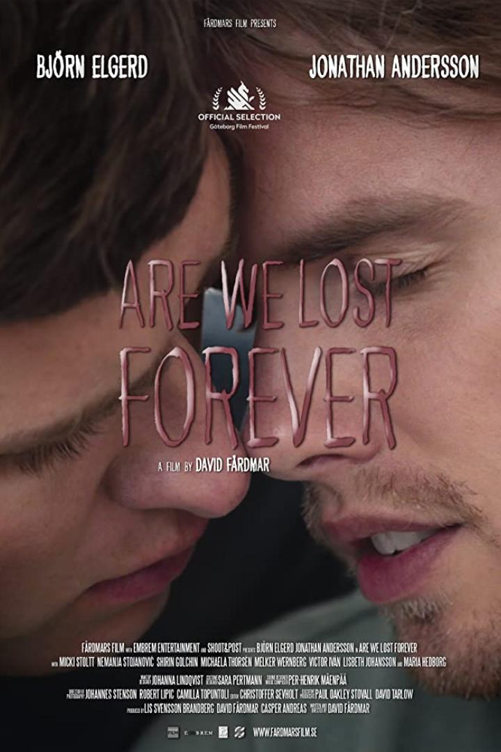 Das Filmplakat für „Are We Lost Forever“ zeigt zwei Männer, deren Gesichter sich berühren.